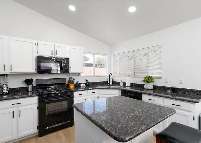 Superhost Luxury - Cardinals Stadium, Bbq & Heated Pool * Glendale